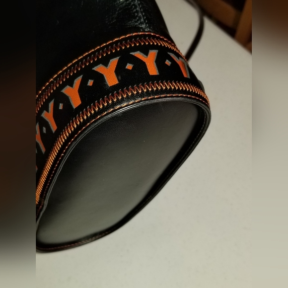 Authentic Yves Saint Laurent Black Leather bucket bag - Picture 3 of 13